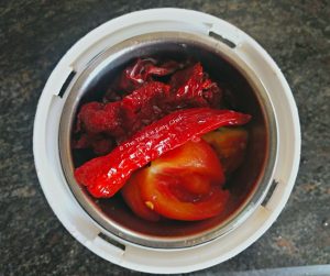 Cooked and pealed tomatoes, and kashmiri red chillies in the blender