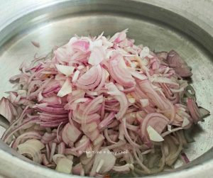 Onions fried on a low flame