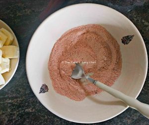 Mix together corn flour, chilli powder, black pepper powder and salt